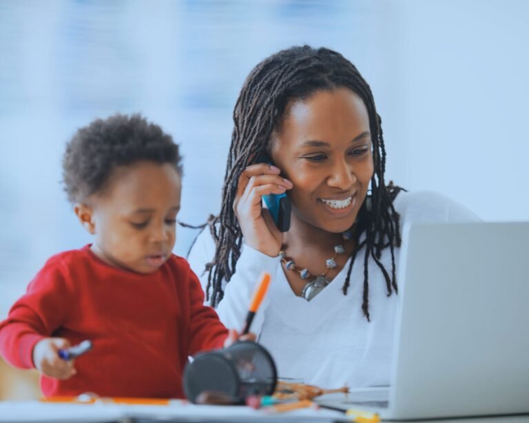 Passo a passo para trabalhar de casa cuidando dos filhos